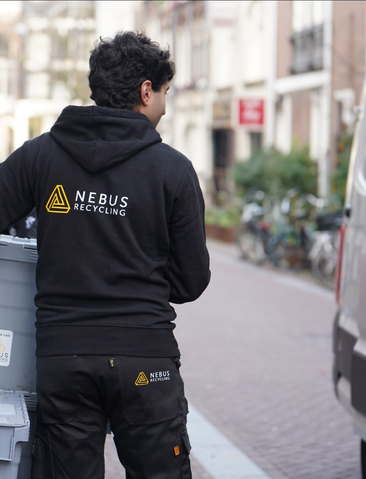 Collega van Nebus bij de bus